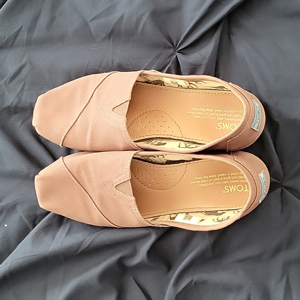 Gray Tom's- size 8